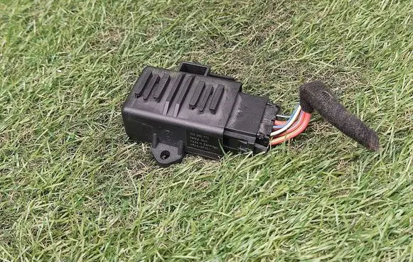 Volkswagen PASSAT CC Seat heating relay 1K0959772
