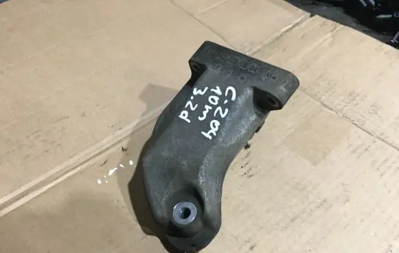 Mercedes-Benz C W204 Engine mounting bracket A6422230604