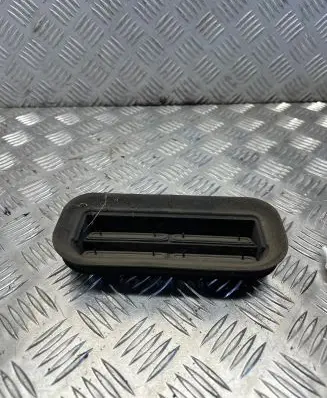 Volkswagen Phaeton Quarter panel pressure vent 