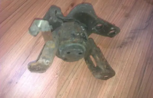 Engine mount bracket