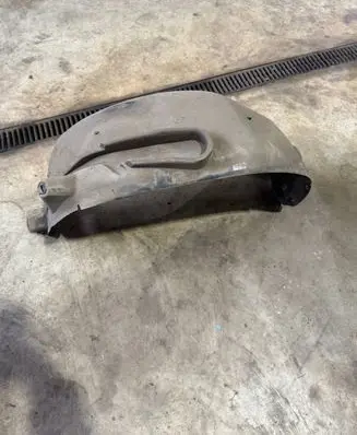Rear arch fender liner splash guards