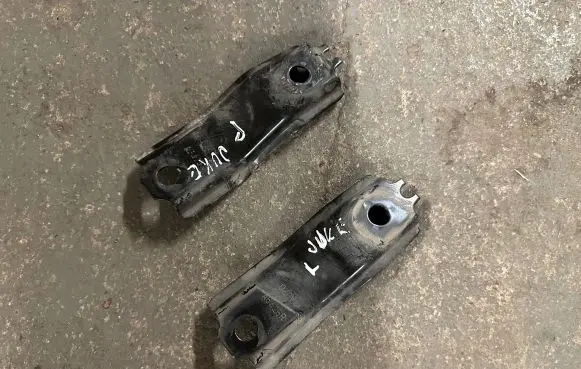 Nissan Juke II F16 Lower shock absorber bracket 
