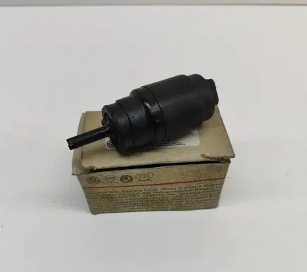 Volkswagen Golf III Windscreen/windshield washer pump 1H5955651