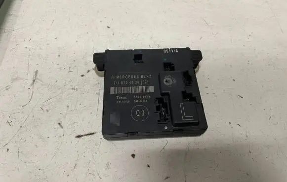 Mercedes-Benz E W211 Door control unit/module 2118704026