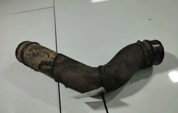 Volkswagen Touareg I Intercooler hose/pipe
