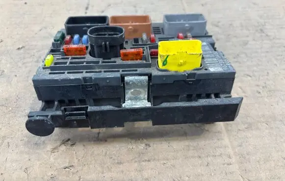 Peugeot 308 Fuse module 9675878480 13882300 9675873480