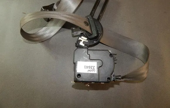 Seat Leon (1M) Front seatbelt 1M0857706A