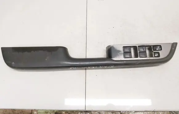 Nissan X-Trail T30 Electric window control switch