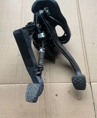 Mercedes-Benz C W205 Clutch pedal 2052910100