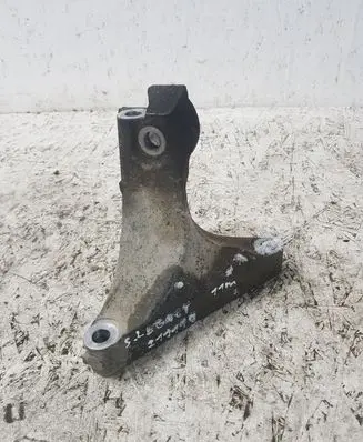 Subaru Legacy Engine mounting bracket