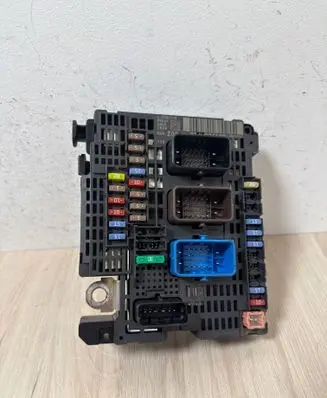 Peugeot 5008 II Fuse module 9810296180 BSMZ0301