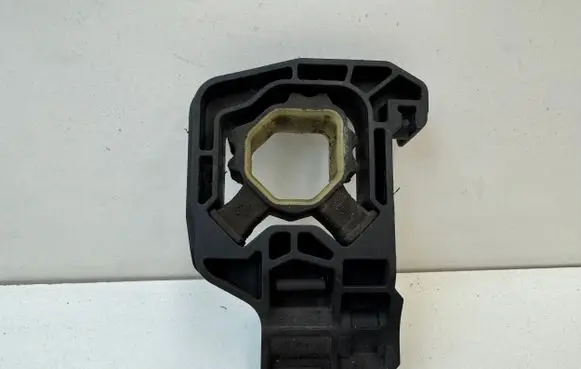 BMW 5 F10 F11 Radiator mount bracket 7575247