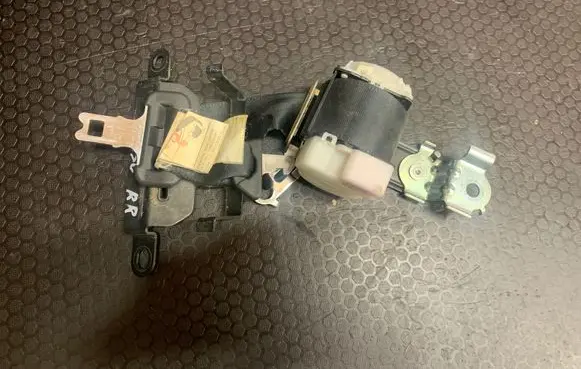 Middle seatbelt (rear)