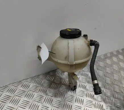 BMW 5 G30 G31 G38 Coolant expansion tank/reservoir 8610654