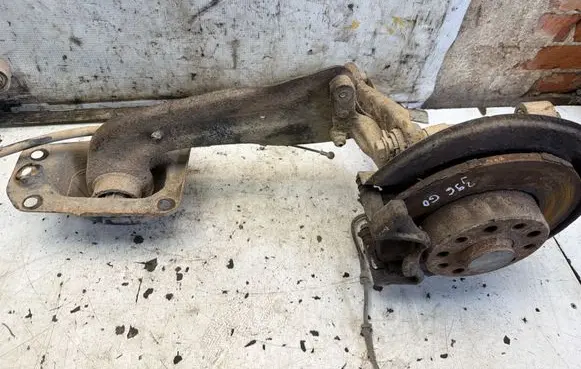 Volkswagen Golf V Rear wheel hub spindle/knuckle