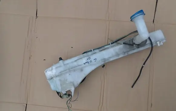 Suzuki Grand Vitara I Windshield washer fluid reservoir/tank