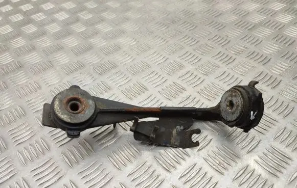 Opel Vivaro Engine mount bracket