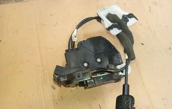 Renault Latitude (L70) Front door lock 805030018R