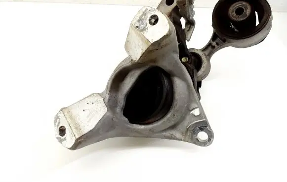 Honda CR-V Engine mount bracket