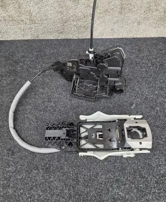 Skoda Octavia Mk4 Front door lock 3J1837015A 8V0837885 3J1837015