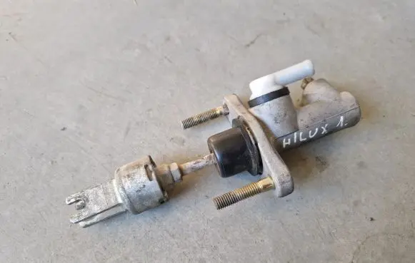 Toyota Hilux (AN10, AN20, AN30) Clutch master cylinder