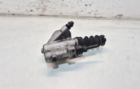 Honda CR-V Clutch slave cylinder