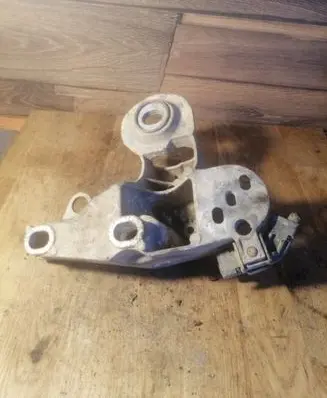 Volkswagen PASSAT B5 Engine mounting bracket