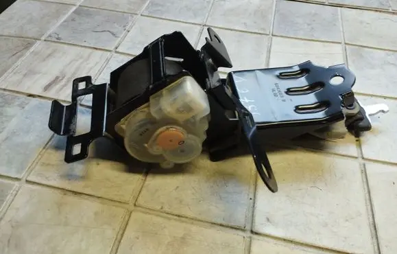 Honda FR-V Middle seatbelt (rear) 