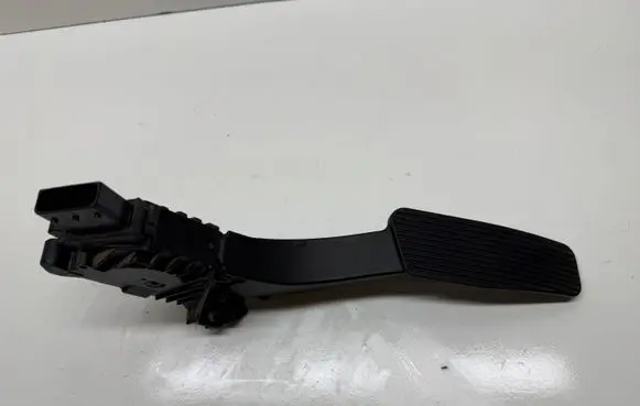 Chrysler Pacifica Accelerator throttle pedal 04581677AB 93446300
