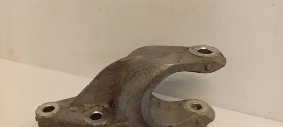 Suzuki Swift III Engine mounting bracket