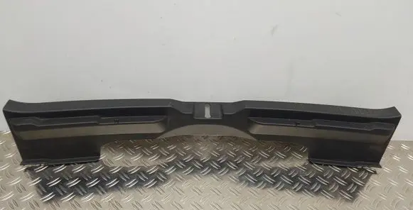 Trunk/boot sill cover protection