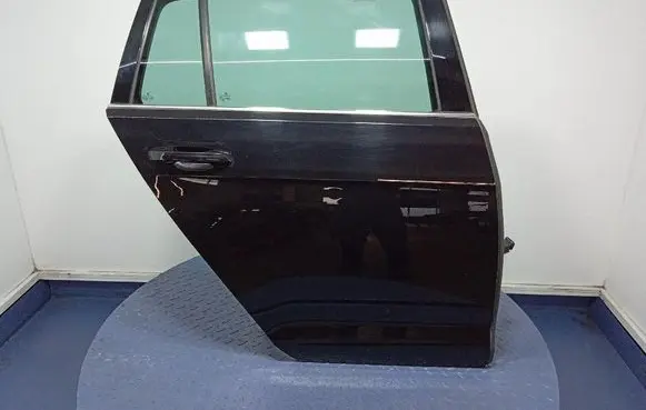 Volkswagen Golf Sportsvan Rear door
