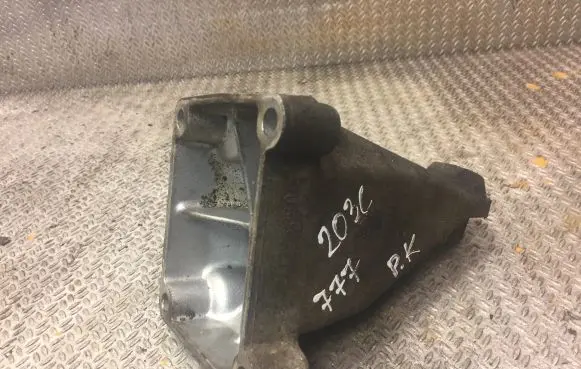 Mercedes-Benz C W203 Engine mounting bracket 2712230904 A2712230904