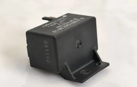 Mercedes-Benz Sprinter W906 Glow plug pre-heat relay A0025424019 899322000