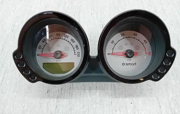 Speedometer (instrument cluster)
