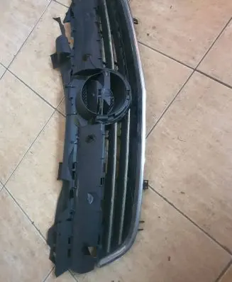 Opel Zafira B Front bumper upper radiator grill 13247331