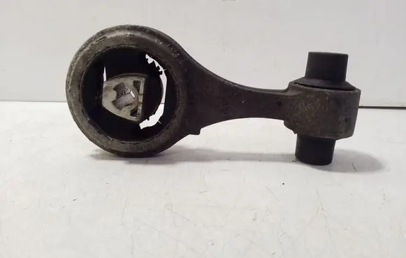 Fiat 500L Engine mounting bracket 