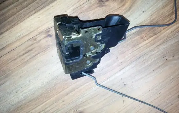 Mitsubishi Carisma Front door lock