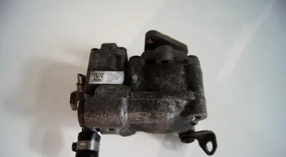 BMW 5 E60 E61 Power steering pump 678084804