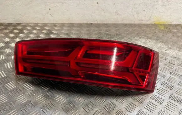 Tailgate rear/tail lights
