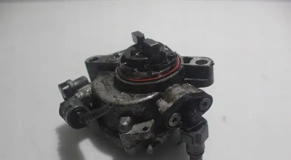 Peugeot 208 Vacuum pump 9804021880