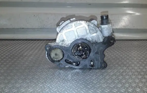 Skoda Yeti (5L) Vacuum pump 03L145100