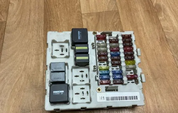 Ford Focus Fuse module 518273404 2M5T14A073