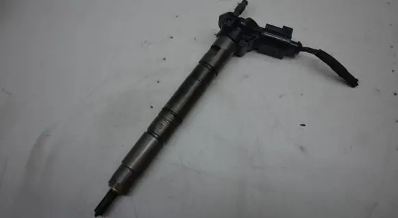 Volkswagen PASSAT CC Fuel injector 03L130277