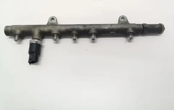 Volvo S40, V40 Fuel distributor 7700114017 0445214024