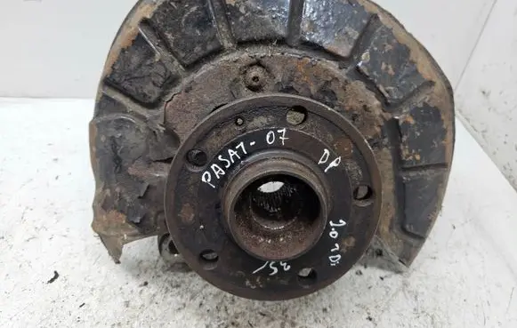 Volkswagen PASSAT B6 Front wheel hub