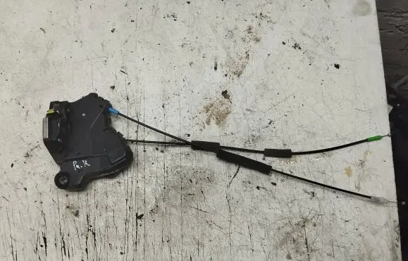 Toyota Avensis T270 Rear door lock loop/hook striker 