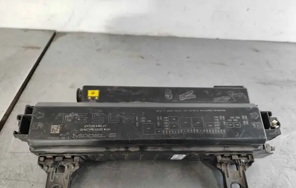 Tesla Model S Fuse box cover 109440500D