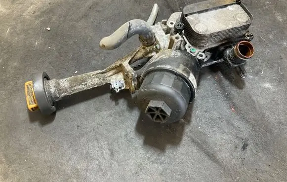 Opel Combo D Oil filter mounting bracket