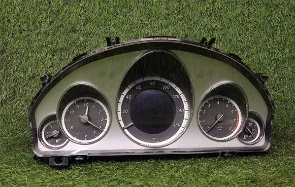Mercedes-Benz E W212 Speedometer (instrument cluster) A2129001714 2129014102 2049022903